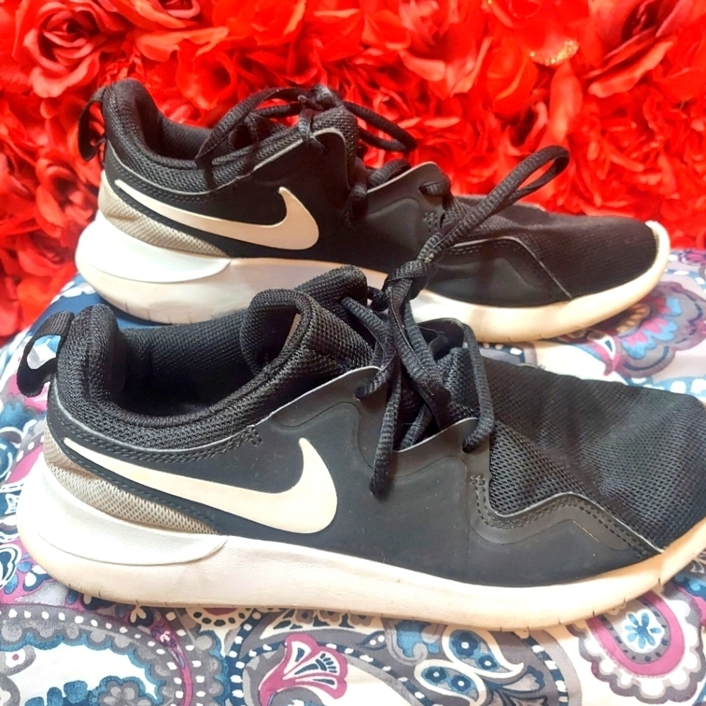 Nike Women's Size 8 Black with white logo